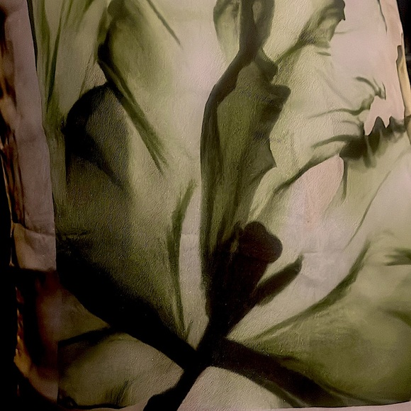 Versace Scarf 33’x33’x33’x33’ - Picture 12 of 16